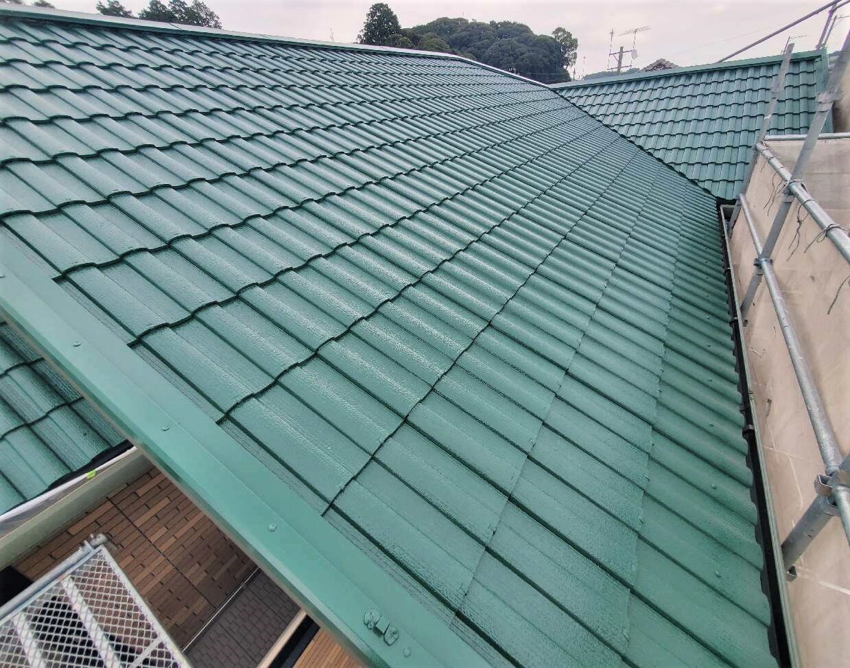 屋根（セメント瓦）シリコン塗装+無機クリヤー塗装